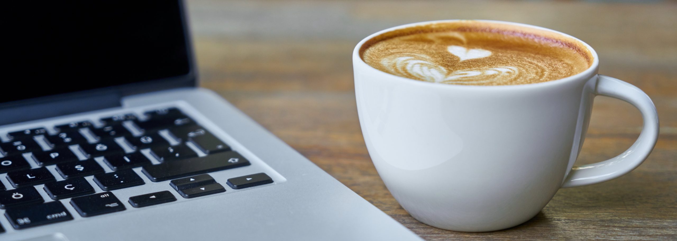 Tietokone ja kahvikuppi